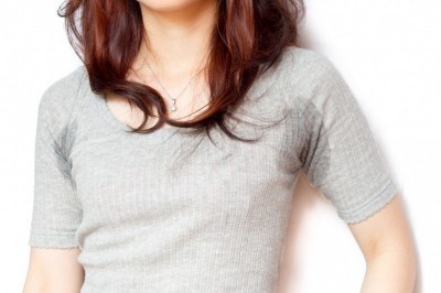 5 rimedi per eliminare l'odore e l'alone del sudore dai tessuti