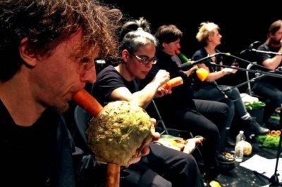 Un'orchestra che suona solo ortaggi